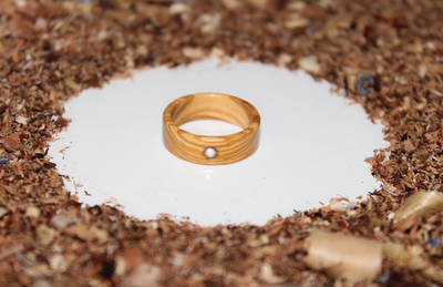 anello legno ulivo con brillante